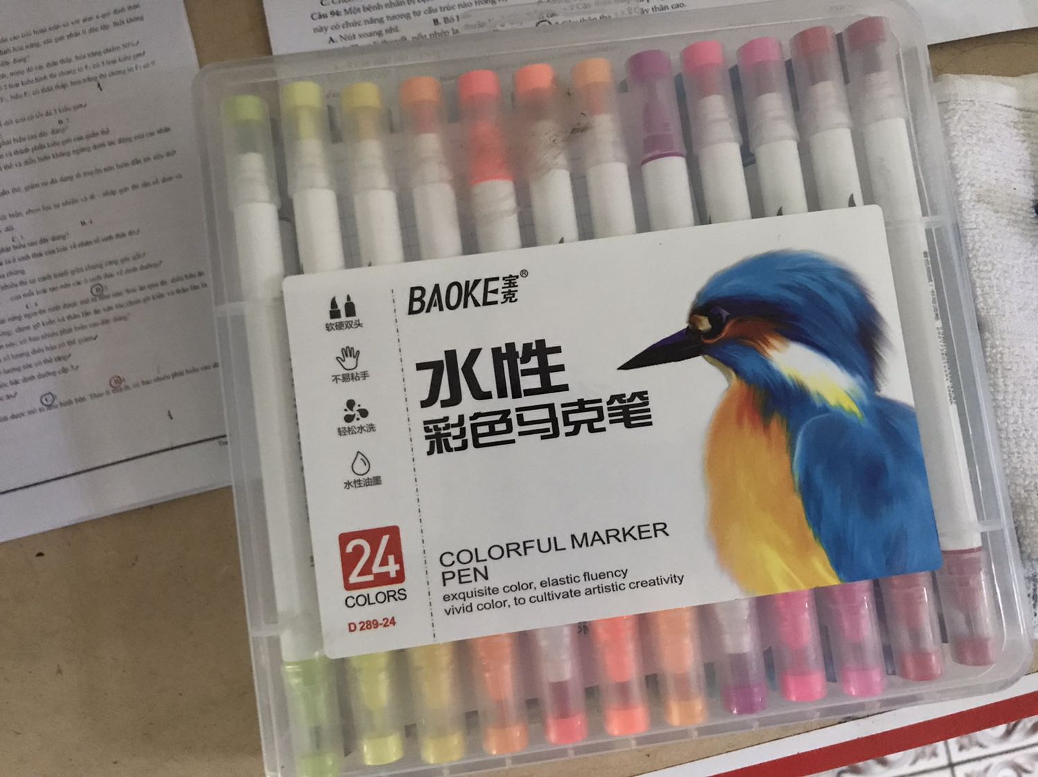 Hộp bút đẹp. Màu sắc tươi sáng, mực ra đều, viết êm. Viết trên giấy 70gsm thì hơi lem ra sau một chút. Vài màu hơi nhạt. Nói chung tốt.