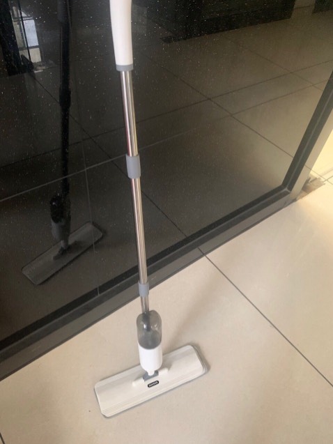 Thích cây lau nhà phun sương này từ lâu, nhưng ko dám mua vì sợ mau hỏng vì đã đọc nhiều comment của các bên mua phải hàng TQ, nhưng tình cờ thấy đc cây này hàng chính hãng thương hiệu đàng hoàng, đặt liên luôn. Dễ lắp ráp, lau sạch, nhựa cứng cáp chắc chắn, phun nước bén, rất tiện lợi