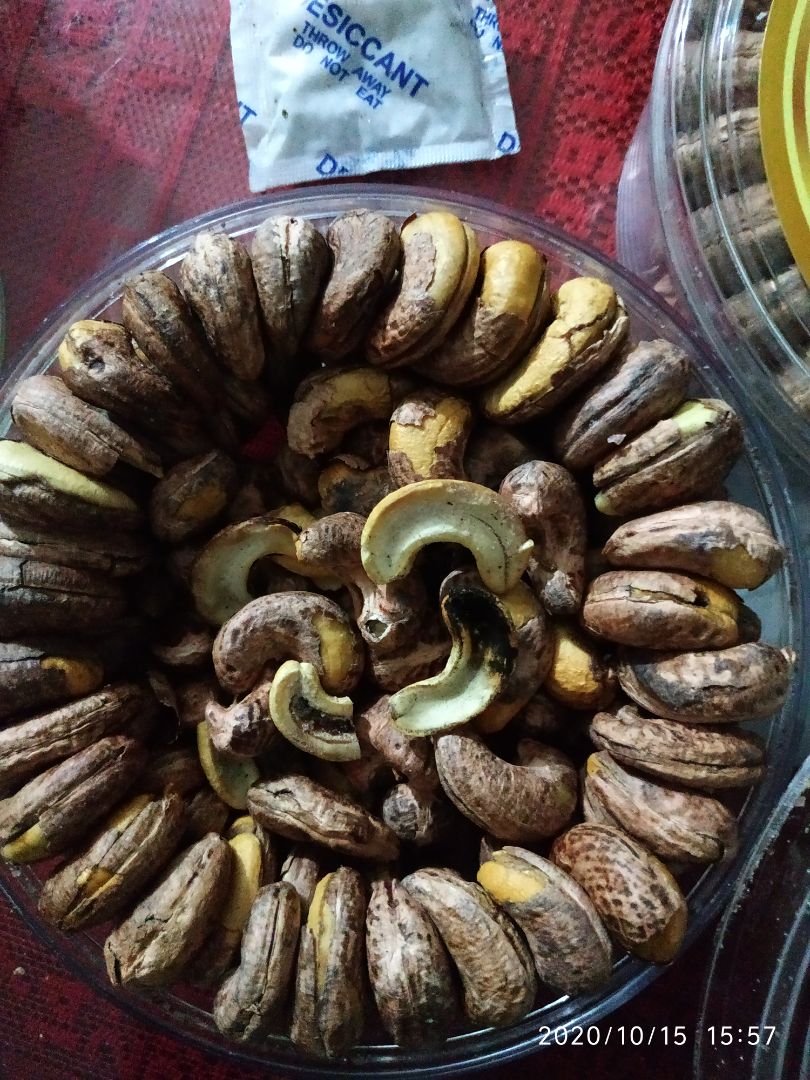 Tiki giao hàng rất nhanh. Sản phẩm xếp hình đẹp tuy nhiên màu hạt điều sậm hơn so với hộp quảng cáo. Ở dưới lớp mặt có hạt vỡ đôi và một số hạt hư không tróc vỏ, không xứng với quảng cáo là hàng cao cấp