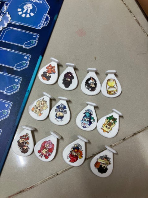 Giao thiếu 1 Token dán hình, gồm 12 Token nhân vật và 1 Token dán đồng hồ cát, nhưng trong bộ đồ chơi chỉ có 12 token