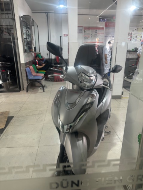 Nhân viên tư vấn nhiệt tình 
Xe có sẵn nhiều mẫu mã
Săn sale 12.12 rẻ hơn nhiều
Trừ 1 sao vì thủ tục có biển số + cavet hơi lâu mua xe về trùm mền không chạy được