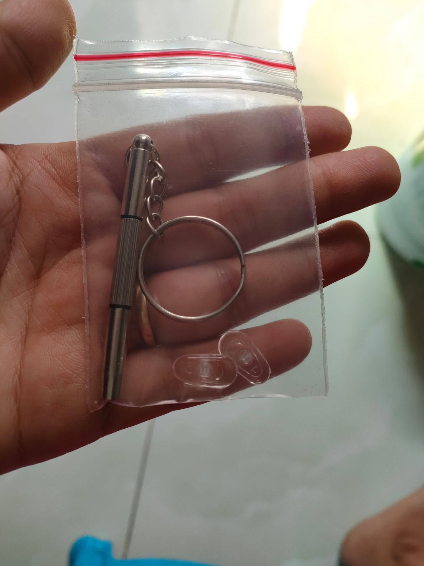 kính đẹp chắc chắn, dong gói cẩn thận. có tăng kèm một vài vật cần thiết. có thu cảm ơn. đây đủ phụ kiện. rất hài lòng luôn.