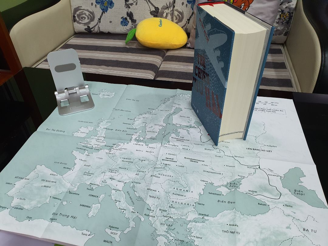 Sau những ngày vô cùng hồi hộp chờ đợi, cuối cùng mình cũng đã sở hữu được tác phẩm. Trong thời gian chờ đợi thì mình đã đọc 47 trang đọc trước của nhà phát hành, điều đó làm mình càng mong đợi tác phẩm này, một công trình vô cùng đồ sộ cả nghĩa đen lẫn nghĩa bóng.
Thế chiến thứ hai bắt đầu với cuộc xâm lược của Đức đối với Ba Lan ngày 1/9/1939, nhưng có lẽ khởi nguồn của nó bắt đầu từ nhiều năm trước, từ các cuộc xung đột, các khác biệt về ý thức hệ từ khắp các khu vực trên thế giới.
Một lượng kiến thức khổng lồ mình chưa từng tìm thấy và tiếp cận được trong bất cứ tác phẩm nào trước đây.
Một tác phẩm không thể bỏ lỡ, và càng đáng đọc để hiểu hơn về chiến tranh và xung đột hiện nay.