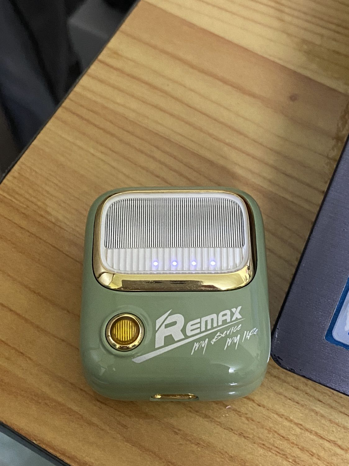 Tai nghe kiểu rất xinh. Nghe ổn áp. Tiki giao nhanh. Nói chung là hài lòng về sản phẩm. 
Màu xanh màu hồng đều xinh nhé mọi người. Kiểu retro dễ thương. Nhìn là thích ngay