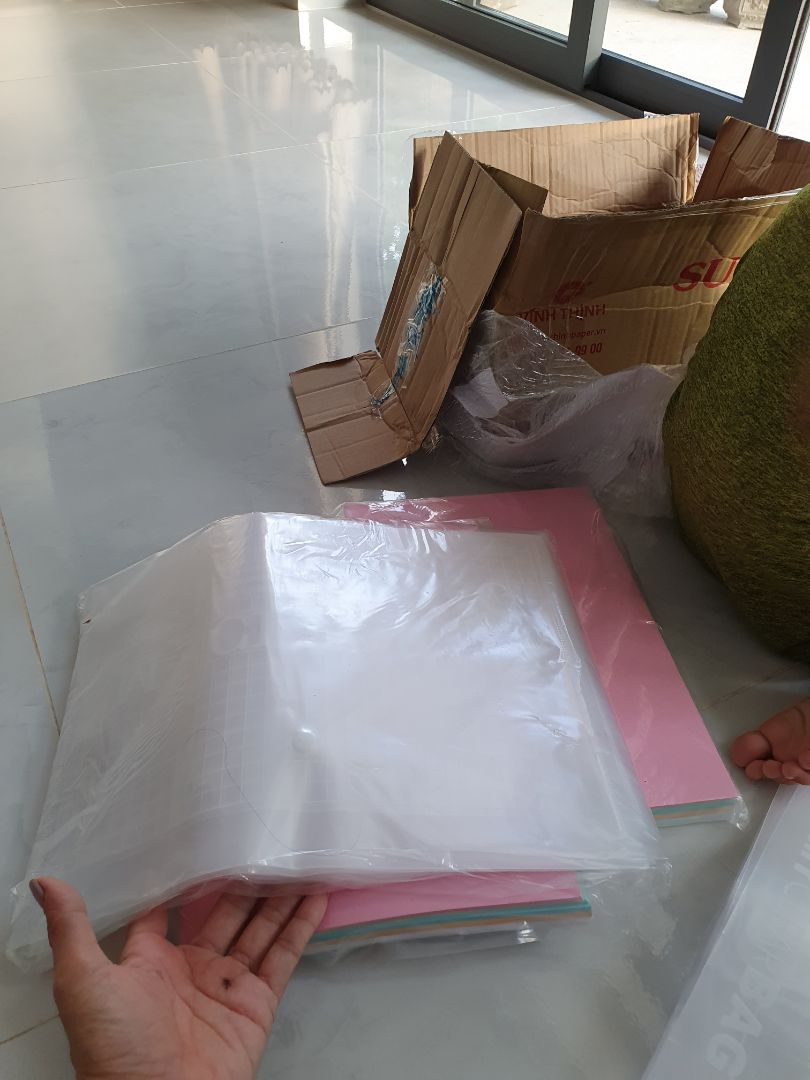 bìa f4 ok. nhưng k phải loại dày nhất. shop gấp đôi nên bị cong bìa. hơi khó chịu nhưng vẫn cho 5 sao