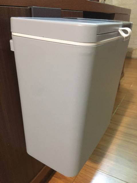 Mình mua màu xanh xám nhìn bên ngoài đẹp lắm, mà chụp ảnh nó lại như màu trắng hê hê. Thiết kế tinh tế sang trọng, thùng to để thoải mái luôn, có 2 cách mở nắp tiện dụng. À có 1 phần đặc biệt mà mình thấy rất thích là có phần thiết kế để túi ngăn mùi của rác, giảm tối đa mùi hôi của rác luôn! Perfect