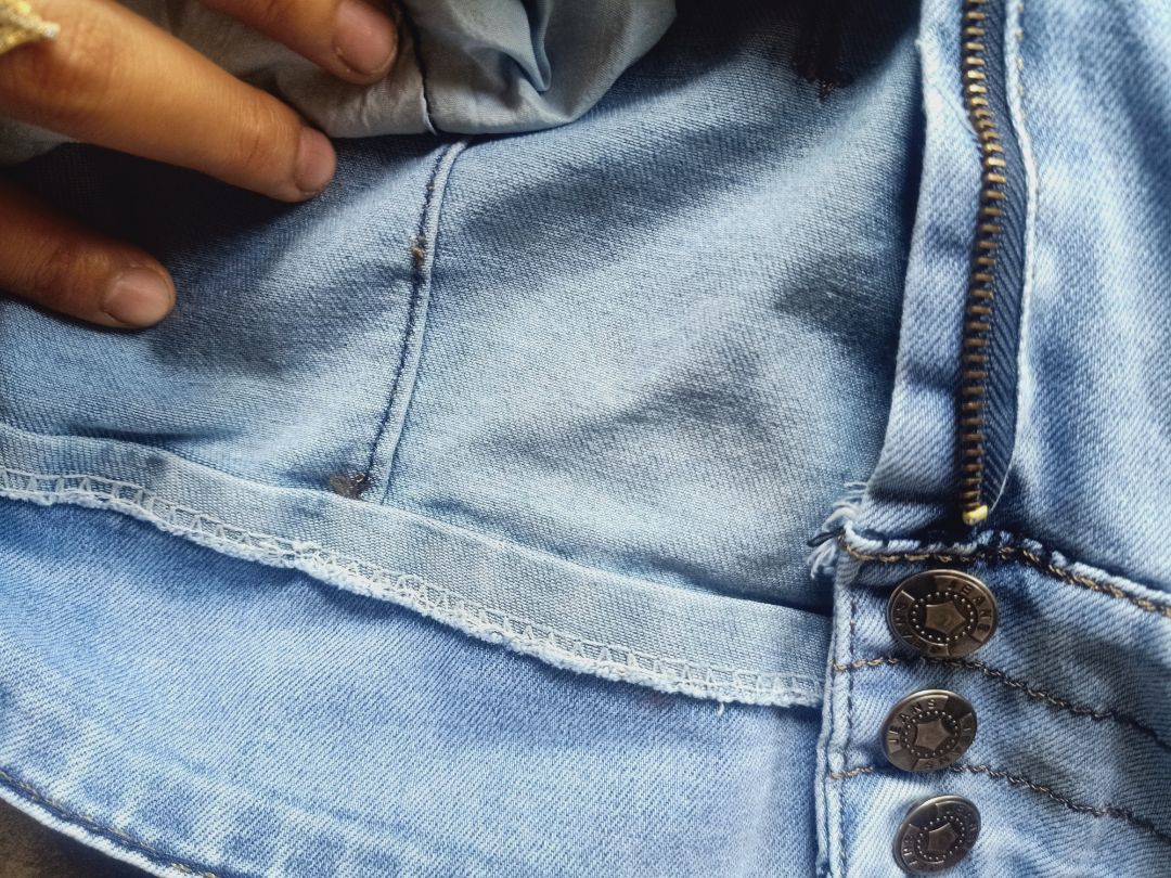 vải rất mỏng.k co giãn thường mặc 29 nay mua size 30 kéo k lên đc bắp chân .còn cát để lm quần lửng thì lưng rộng thênh thang vải rất mỏng.k co giãn thường mặc 29 nay mua size 30 kéo k lên đc bắp chân .còn cát để lm quần lửng thì lưng rộng thênh thang