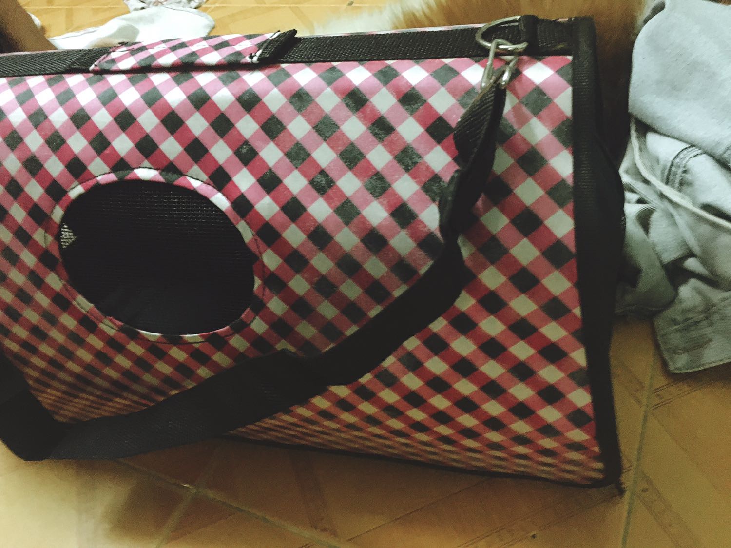 Túi cũ, gãy mất dây kéo, ở ngoài dính 1 lớp vôi hay bụi gì đó màu trắng, giá rẻ. Giá rẻ nên cũng không bất ngờ gì, dù sao vẫn dùng được Túi cũ, gãy mất dây kéo, ở ngoài dính 1 lớp vôi hay bụi gì đó màu trắng, giá rẻ. Giá rẻ nên cũng không bất ngờ gì, dù sao vẫn dùng được