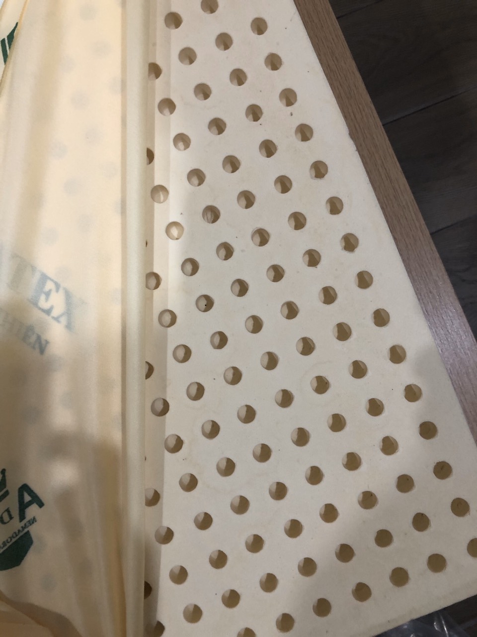 Nệm rất ổn nhé, mình mua có kèm mã giảm giá nên giảm còn có ~ 4tr9. Nệm đẹp, đàn hồi tốt, mùi thơm nhẹ chứ không nặng mùi như mấy loại khác. Nếu bạn không quá chú trọng về thương hiệu thì đây là 1 cái nệm rất đáng trải nghiệm, chất lượng có lẽ không thua gì Liên Á hoặc Kim Cương cả.