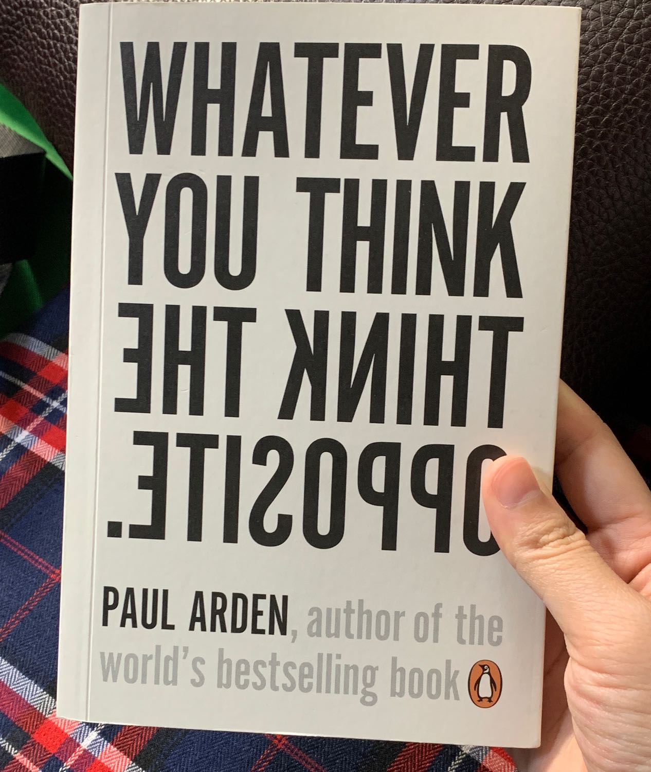Quyển sách bé hơn mình nghĩ
có bọc cẩn thận nhưng bìa sau bị bẩn nên rất khó chịu. Lại còn bìa trắng nên nhìn càng rõ hơn
Sách in đẹp, nhiều hình ảnh, chưa đọc nên chưa nhận xét đc về nội dung