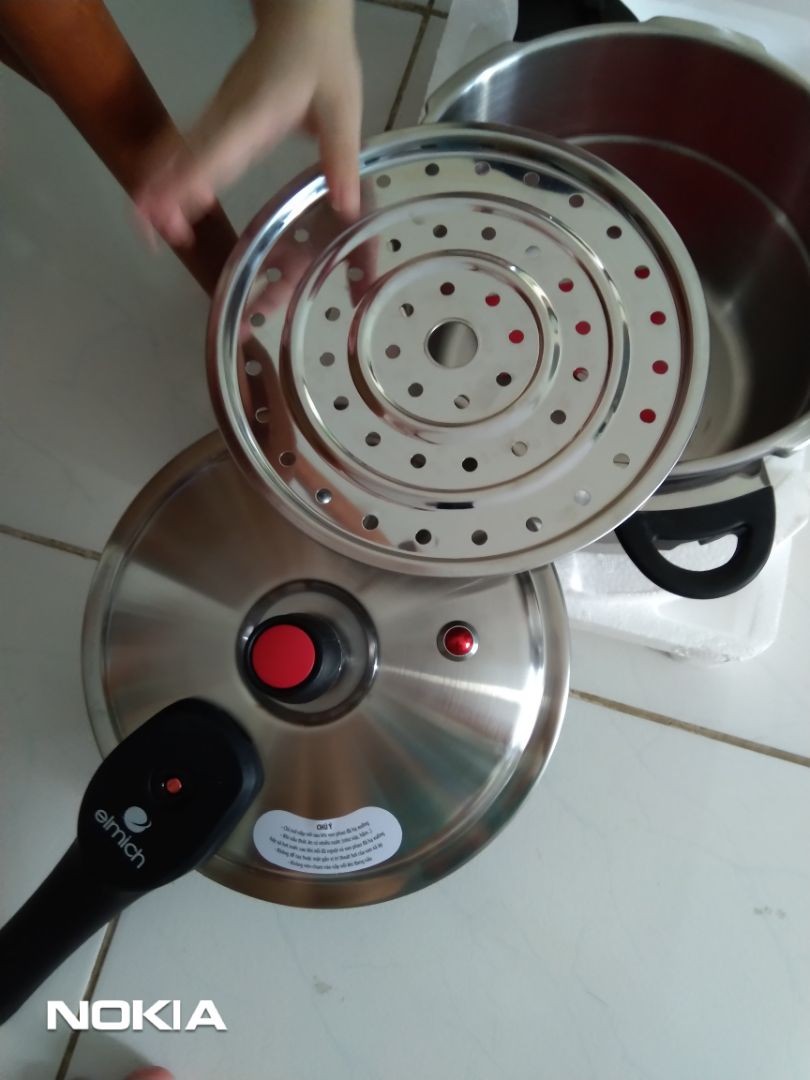 hàng mẫu mã đẹp, inox 304 dày, nắp cài rất thông minh, có lót hấp. Nồi 4 lít nhung nhỏ gọn, chắc bỏ nguyên con gà không đủ, nếu chị lại thì mua 5L.  Chỉ 1 chi tiết là đáy nồi khô g đúc nguyên khối. Hài lòng