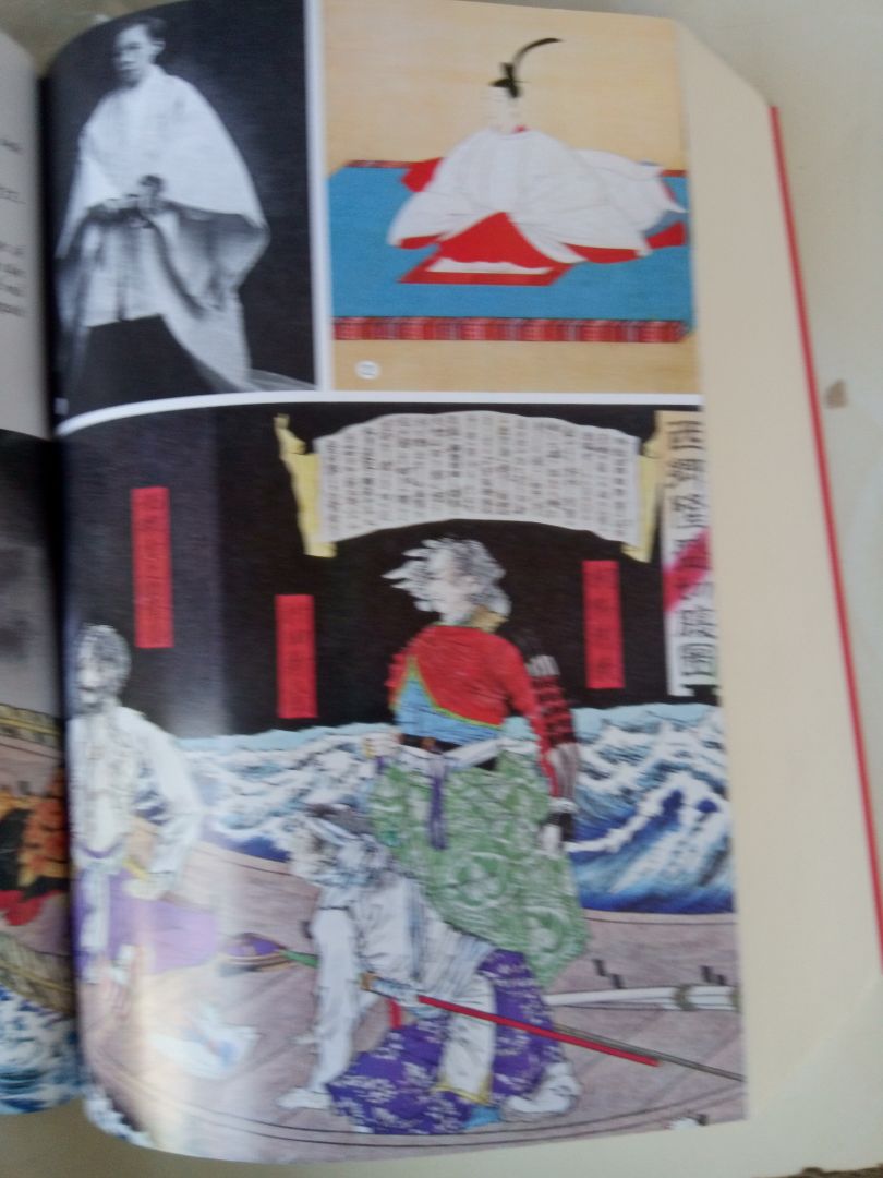 Sách đẹp có một số trang hình ảnh minh họa màu rất đẹp, trang giấy vàng chống lóa ,tuy nhiên font chữ hơi nhỏ đọc mau mõi mắt.