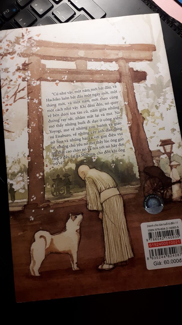 Biết đến Hachiko lần đầu tiên qua bộ phim của Mĩ, mình đã khóc rất nhiều, và đã thích Hachiko rất nhiều. Mình đã rất hạnh phúc vì có thể gặp lại cậu qua..."trang sách". Chỉ là những câu chuyện ngày thường trong cuộc sống của cậu cùng gia đình giáo sư Eisaburo, nhưng ở đó người ta ngưỡng mộ sự trung thành của cậu, người ta xúc động với tình cảm giữa cậu và con người, đặc biệt là với vị giáo sư nông nghiệp già (có cậu, giáo sư vui vẻ "như một đứa trẻ nhận được món đồ chơi mới"). Hi vọng một ngày mình có thể đáp chuyến tàu tới ga Shabuya, để khi mở cửa ra, mình cũng có một cậu bé "Hachiko" ở đó, "chào mình" bằng ánh mắt "cậu chào giáo sư".