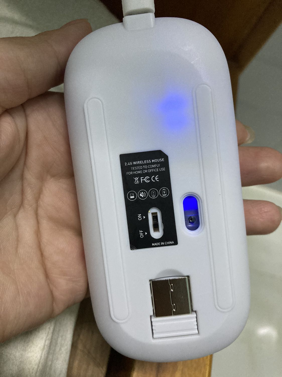 Treo đầu dê bán thịt ***. Lần đầu mua tiki mà bị vậy luôn. Tem, giá thì đúng mà cái ruột bên trong thì không phải. Đặt chuột HXSJ M90 Bluetooth nhưng giao hàng thì là con chuột ko có bluetooth. Do cần xài gấp mà cửa hàng chính hãng giao lâu nên mới chọn cửa hàng này, cuối cùng thất vọng. Nhắn tin cho shop kêu gọi tổng đài để được hướng dẫn, hơisssss. Tiki cần phải kiểm soát kỹ hơn về vấn đề như thế này ạ.