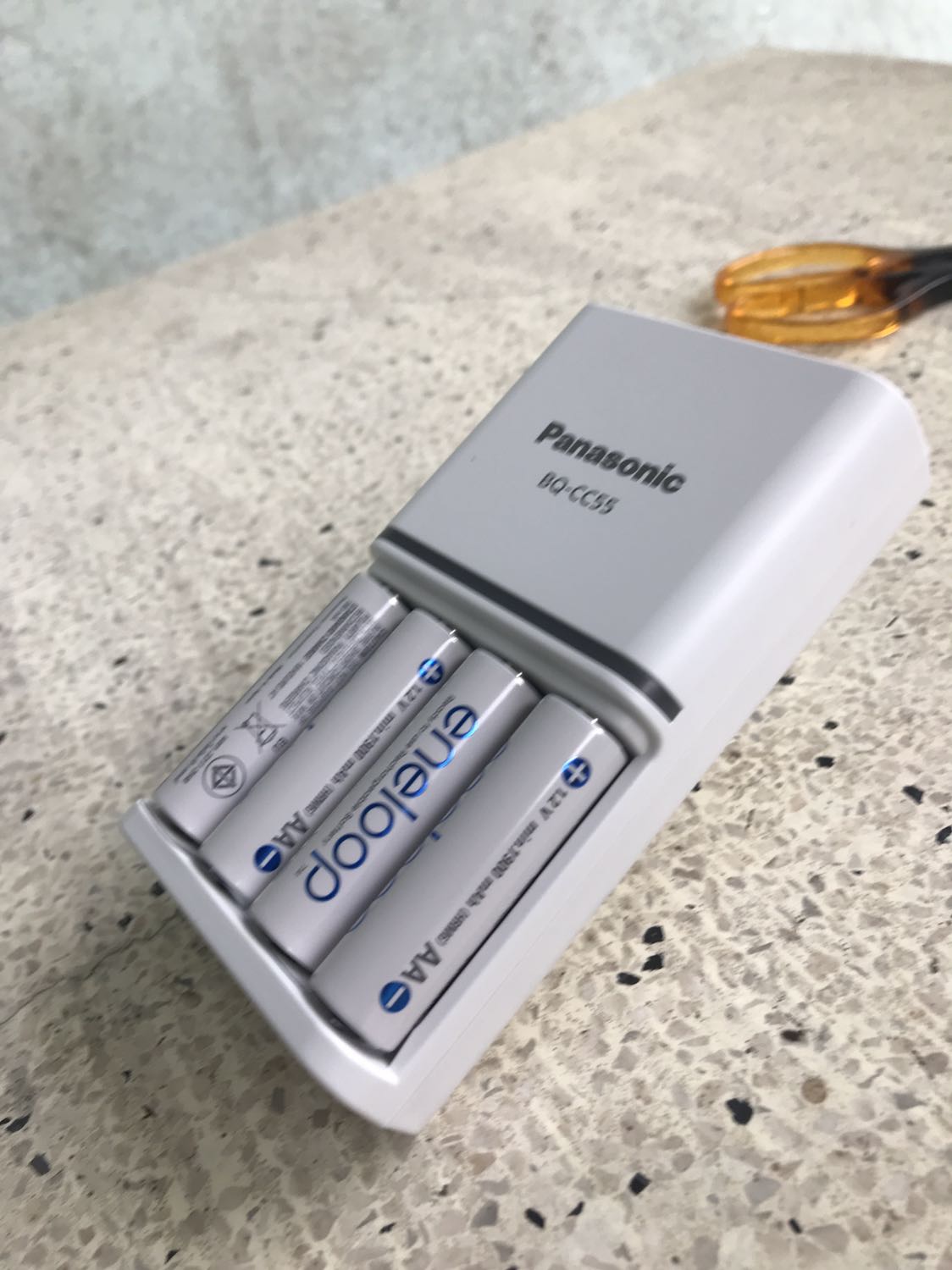 Hài lòng. 

Đóng gói cẩn thận nhưng cũng bầm dập (hộp bưu kiện) khi từ Hà Nội vào tới miền nam. Sản phẩm không bị ảnh hưởng và đúng như mô tả. Hộp sản phẩm còn nguyên vẹn, hàng chính hãng. 

Đặt hàng tháng 11/2021 trong khi sản phẩm sản xuất vào tháng 06/2021.

Được tặng kèm hộp đựng pin.

Pin trong sản phẩm sử dụng được ngay không cần phải sạc lại (mức vàng).

Sẽ đánh giá lại độ bền sau thời gian sử dụng.

Giao hàng trễ một ngày so với dự kiến.