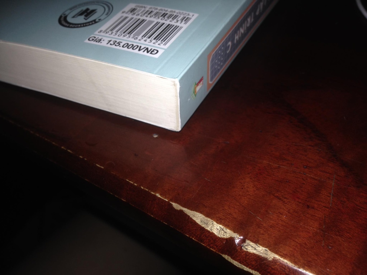 Mình đặt mua vào đợt sale nên cuốn chỉ có giá 40k. Nhưng đây là lần đầu tiên mình thật sự thất vọng khi mua sách của Tiki. Những lần trước đó, Tiki bao sách rất cẩn thận, và trung bình thì khoảng 2-3 ngày là đã gửi đến cho mình. Nhưng lần này sách bị quăn góc, việc này làm mình không hài lòng, cộng thêm việc giao hàng chậm hơn dự kiến 2 ngày. Mong Tiki chú trọng hơn trong những đợt sau.