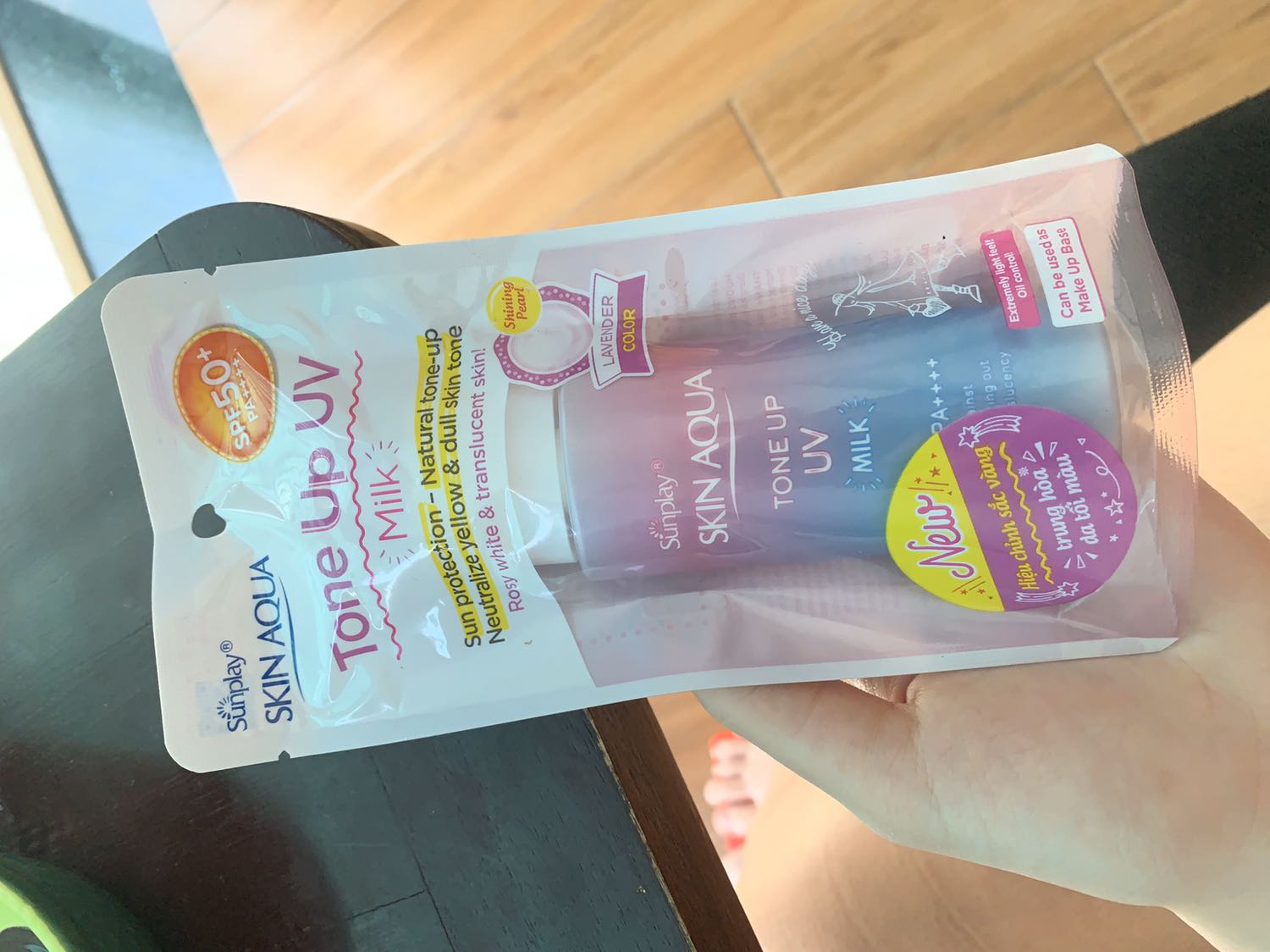 Mình da hhtd, bị vài cục mụn, nhưng xài vẫn bth. Trước mình hay xài nắp vàng mà ko còn thấy size lớn trên mọi shop nữa. Mình xài thử loại này, thấm khá nhanh, hơi nâng tông da mặt chút, bôi nhiều có thể bị trắng lố xí 😂 nhưng 1 hồi nó bớt trắng, chống nắng khá tốt, mùi ko quá nồng. Kiềm dầu dc tầm 3 tiếng. Mình nghĩ nếu ko hoạt động hay ở ngoài nắng, có thể lâu hơn.