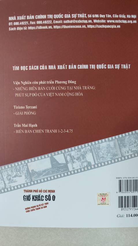 Tâp hợp gần 20 bài báo của các báo chí quốc tế nhân kết thúc 30 năm chiến tranh . Không chỉ sự kiện 30.4, một số bài báo là sự lần giở về những cột mốc trước đó như hiệp định Giơnevơ 1954, Cuộc đảo chính 1963 lật đổ chính  quyền Diệm Nhu, cuộc tổng tiến công tết Mậu Thân 1968, Hiệp định Paris 1973.
Với cá nhân người đọc các nội dung này thiếu tính thời sự, không cung cấp những góc nhìn mới cũng như những phân tích đánh giá chuyên sâu dưới bất cứ góc độ nào liên quan đến cuộc chiến mà thuần túy là những ghi nhận mang tính báo chí hay những cảm xúc nhất thời của nhà báo đối với các sự kiện.