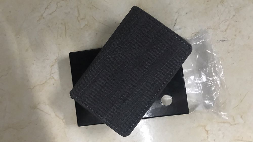 Sản phẩm cực ký hữu dụng. Mình mua về dùng thấy rất tốt. Hộp ví rộng để thoải mái thẻ luôn. Chắc được cả chục cái. Nhét thẻ vào có lẫy giữ rất chắc chắn luôn không sợ bị rớt. Lấy ra cũng đơn giản chỉ cần bật lẫy lấy ra là được rồi. Vỏ da cũng có ngăn để nhét tiền mặt và giấy tờ nữa. Sản phẩm tốt. Đáng mua.