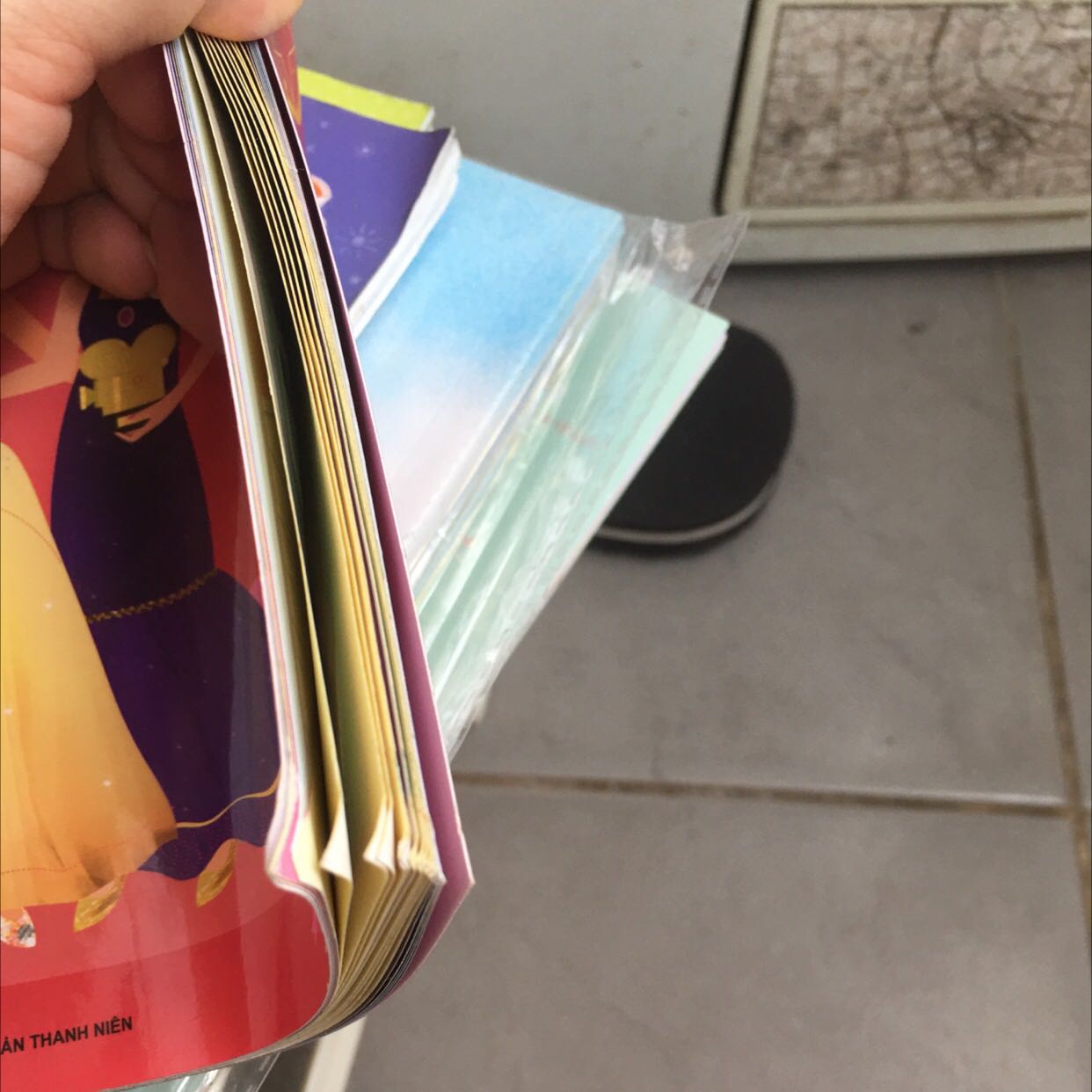 Sách bị quăn mép và bụi cũ mà NCC vẫn giao hàng