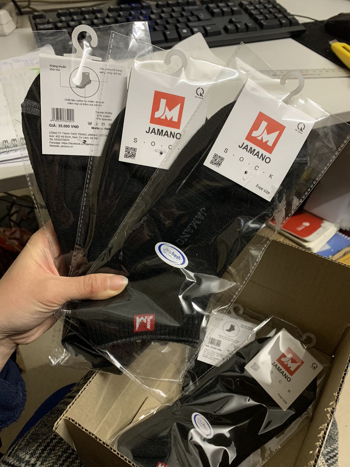 Vải của tất dày dặn, đi ôm chân thoải mái không bị kích. Không xù vải khi giặt. Hàng Việt Nam okie ha mà giá đang sale nên rẻ lắm nè 
Đóng gói chắc chắn an toàn dễ bóc 
Giao hàng nhanh vch =)) mới đặt hôm qua hôm nay có luôn rồi không tin nổi !!!
Trước khi đặt thì e đọc 7749 fback rất tốt từ shop thì e mới đặt và đúng là mình đặt niềm tin đúng. E sẽ ủng hộ shop nhiều hơn ạ