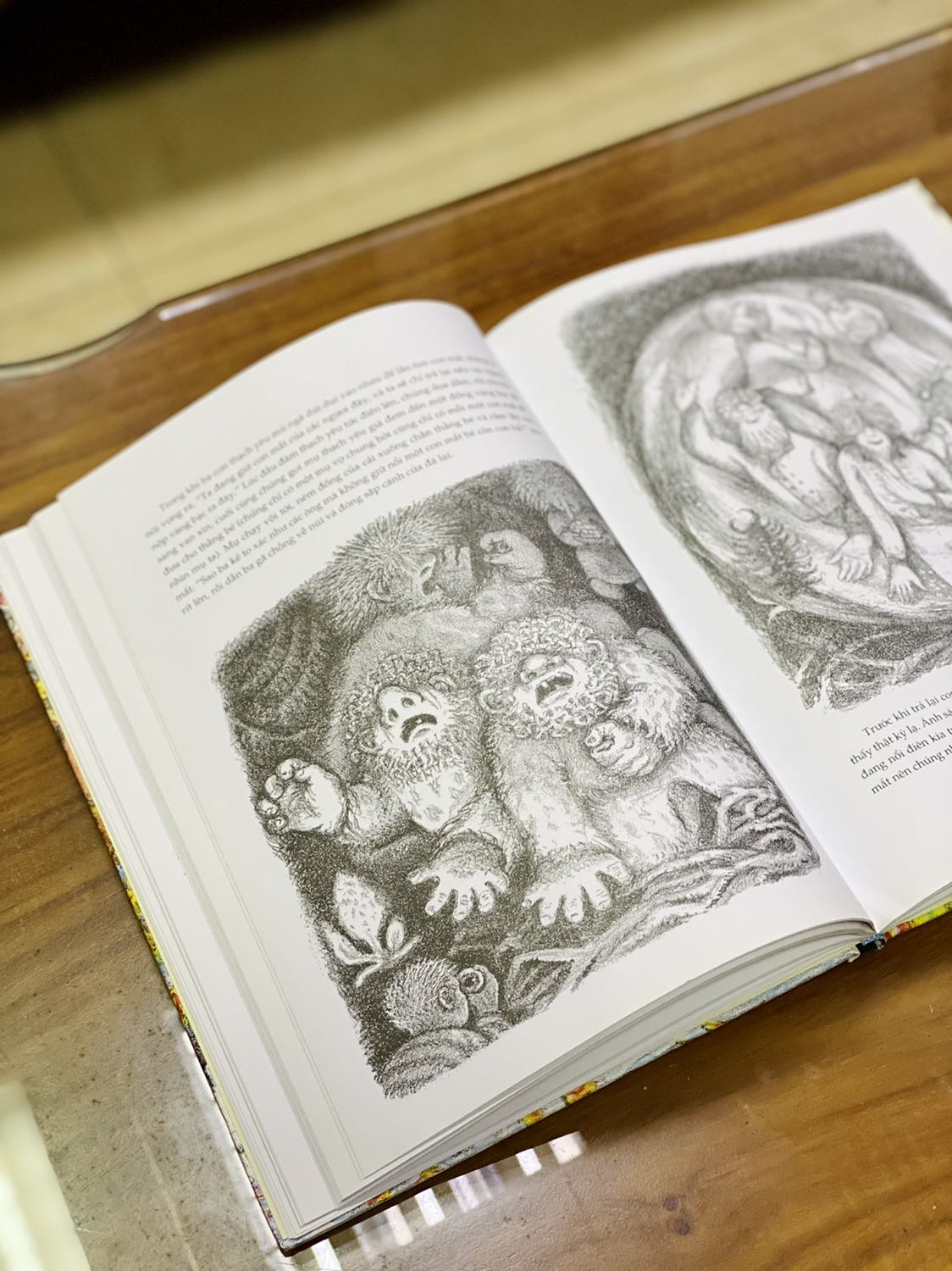 - Tiki giao hàng chậm hơn dự kiến. Đóng gói lỏng lẻo, không có giấy chèn, đơn hàng 3 quyển chỉ 1 quyển được bọc màng co. 
- Sách bìa cứng, khổ to, chất lượng giấy dày dặn. Sách được minh họa màu và minh họa trắng đen xen kẽ nhau. Nội dung sách bao gồm nhiều câu chuyện nhỏ xoay quanh những thạch yêu khác nhau. 
- Giá mình mua đã giảm khá nhiều so với 1 sản phẩm chỉnh chu như thế này.