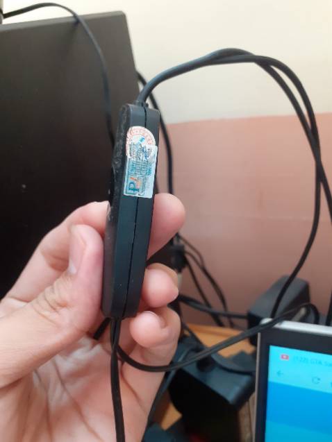 Tôi có cặp loa chính hãng y chang, tiếng ko bị rè và ko có nút tắt mở như hàng này
Còn đây là hàng giả tự nhiên lòi ra nút tắt mở, mà còn lắp ghép rất sơ sài kẽ hở tùm lun. đã thế loa còn rất rè không như hàng chính hãng. 
- Tiki cam kết chất lượng, hoàng tiền 111% nếu là hàng giả vậy xử lý vụ này giùm tôi, trước mắt là tôi thấy tiki bán hàng giả rồi đấy. rất không hài lòng, mất niềm tin.