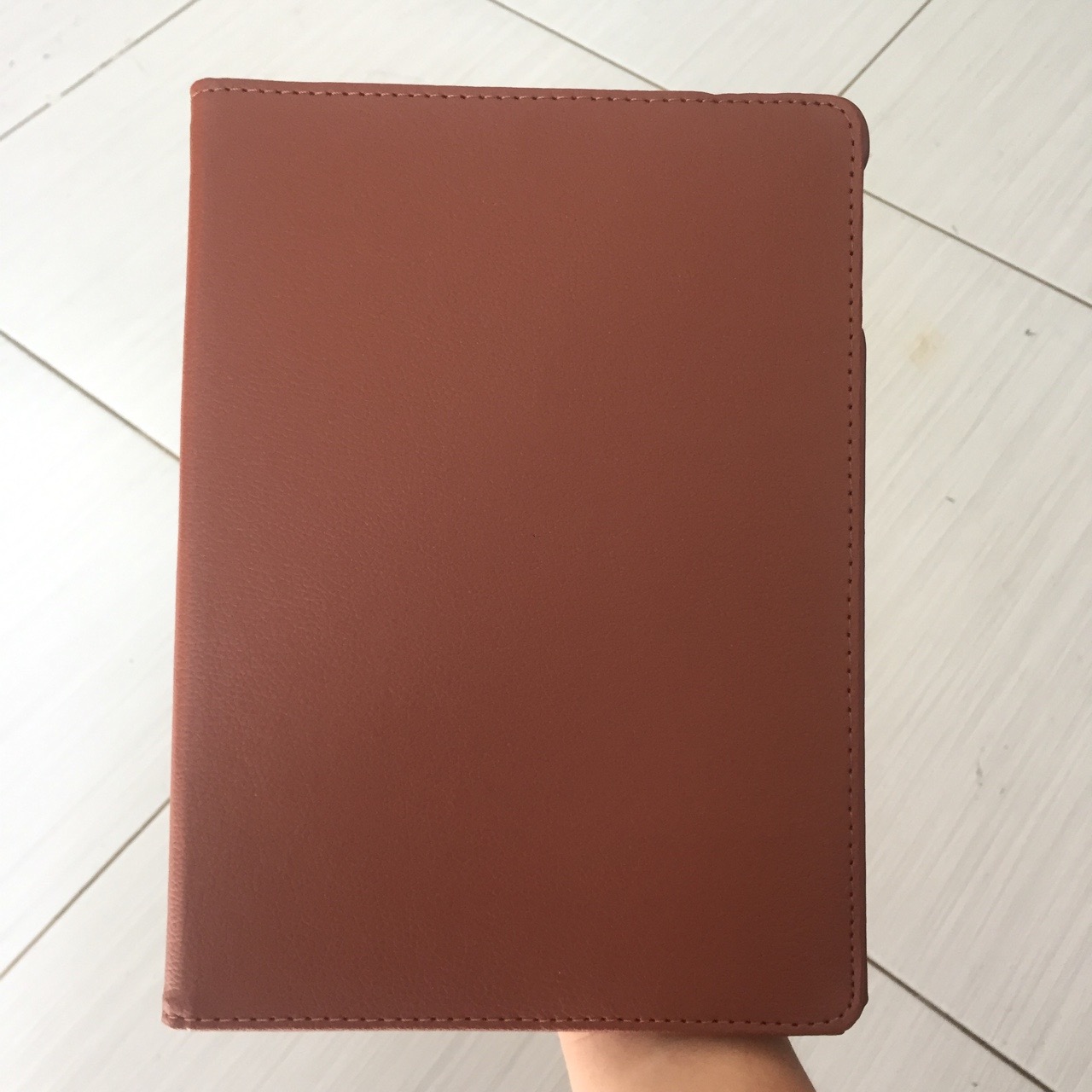 Bao da đẹp, màu nâu đơn giản nhưng sáng trọng. Giá rất tốt so với các dòng sp khác trên thị trường.