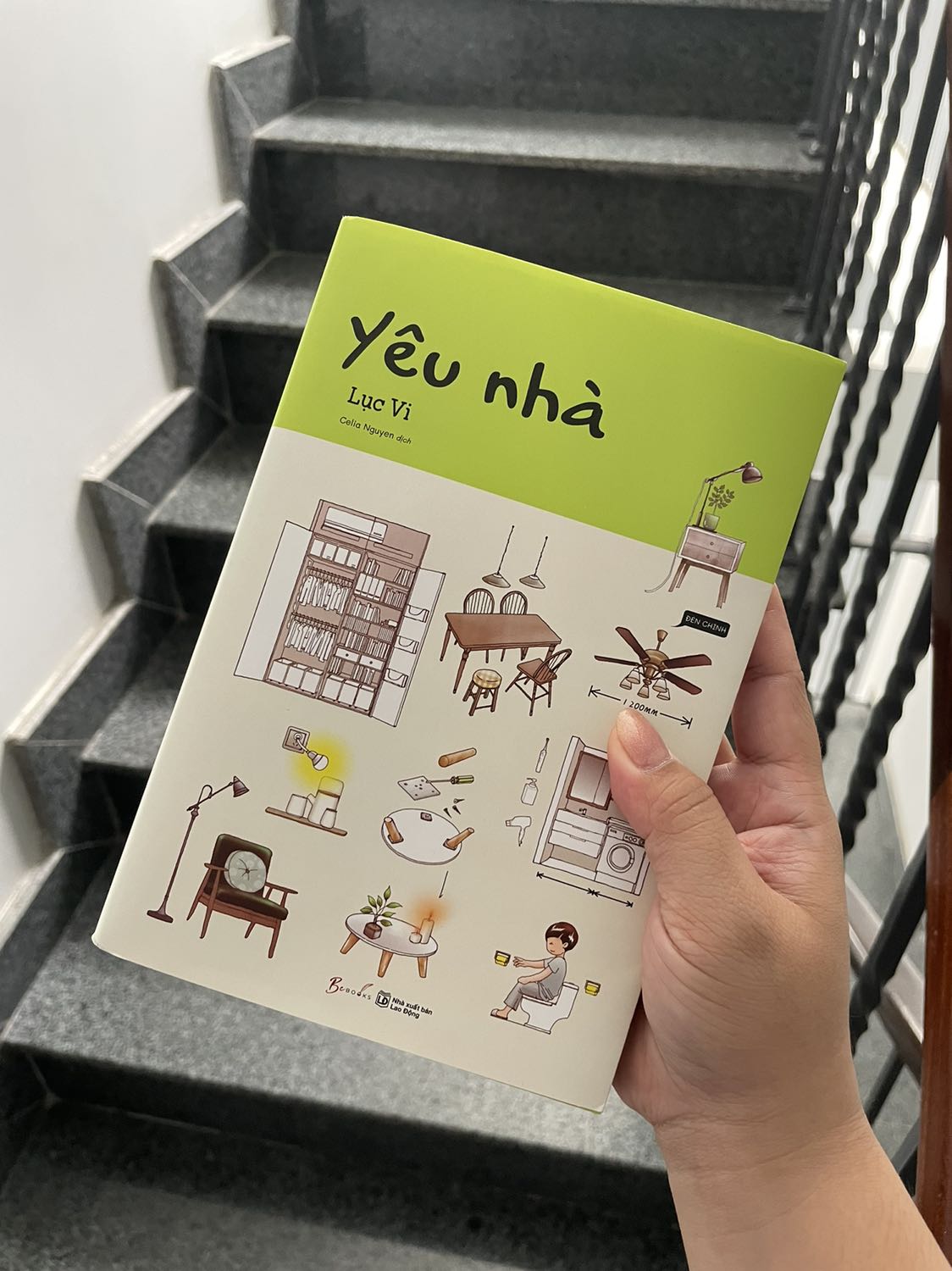 Tiki giao đỉnh thật sự, sáng đặt hàng chiều đã có hàng rồi ^^ là đứa mê nhà cửa nên cuốn sách này vừa thông báo cái mình đã quất ngay và luôn. Cảm quan đầu tiên về bìa sách là màu xanh lá khá bắt mắt với 2 phần, bìa ngoài thì là hình minh hoạ còn bìa trong có cái bàn nhỏ mà chụp lên ảnh xinh quá trời. Nội dung thì ngay lúc mở ra mình đã wow luôn vì toàn tranh vẽ cực tỉ mỉ và tâm huyết từ cái bàn để đâu, cái đèn trông thế nào hợp,... đọc rất dễ hiểu chứ không phải lý thuyết đâu nên áp dụng được nhiều lắm. Cuốn sách này mình nghĩ như cẩm nang cầm tay cho các bạn thích trang trí nhà cửa, chán chán lại lôi đồ ra xếp lại miễn theo bố cục trong sách là oke hehe ? cực rcm cho mn nhaaaa ???