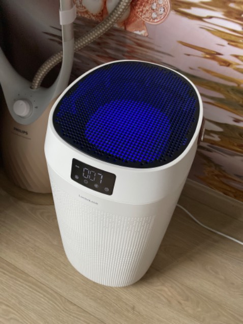 Đã sử dụng 2 ngày, và có cảm giác như khoing hề có tác dụng gì cả, phòng ngủ mình 16m2 mà mình kéo rèm cửa và gấp chăn gối bụi vải bay mù mịt trong không trung, nhưng máy bật tốc độ cao 30 phút bụi vẫn bay như vậy, và rơi đọng lại trên thành giường chứ ko thấy máy hút được, khi bụi như vậy cũng ko thấy máy báo đỏ hay vàng, vừa mua về bật là nó xanh, bụi mù nó vẫn xanh. 
Khuyên không nên dùng, mình đã báo tiki trả hàng.