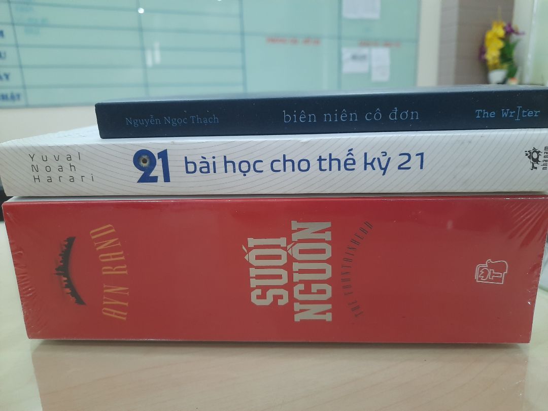Lần này quá thất vọng với tiki. Dù giao hàng nhanh nhưng chất lượng sản phẩm quá tệ. Mình đặt mua 2 cuốn, cuốn "21 bài học cho thế kỉ 21" đầy bụi, dơ và cũ như sách tồn kho. Cuốn này mình mua để tặng sinh nhật  bạn mà chất lượng thế này đây.  Không lẽ mang cuốn sách cũ mèm bụi bặm dơ thế này đi tặng ng khác, bìa sách mà trắng nên dơ là thấy liền, vậy mà cũng gói hàng gửi khách. Đặt mua sách mới mà thành ra cũ. Quá thất vọng.