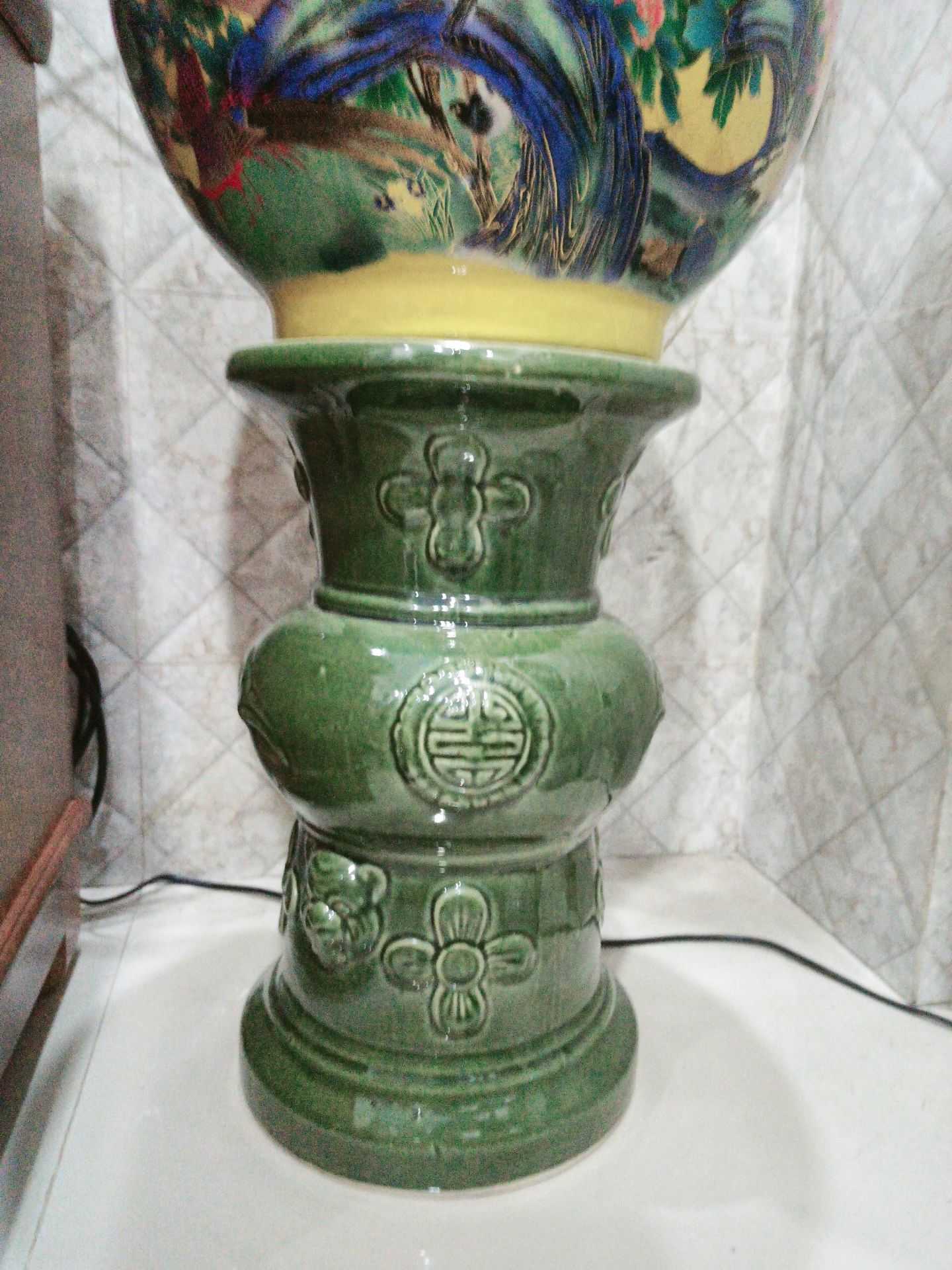 Đôn rất đẹp, chắc chắn, sắc nét, màu xanh lá nhã nhặn ! Đôn rất đẹp, chắc chắn, sắc nét, màu xanh lá nhã nhặn !