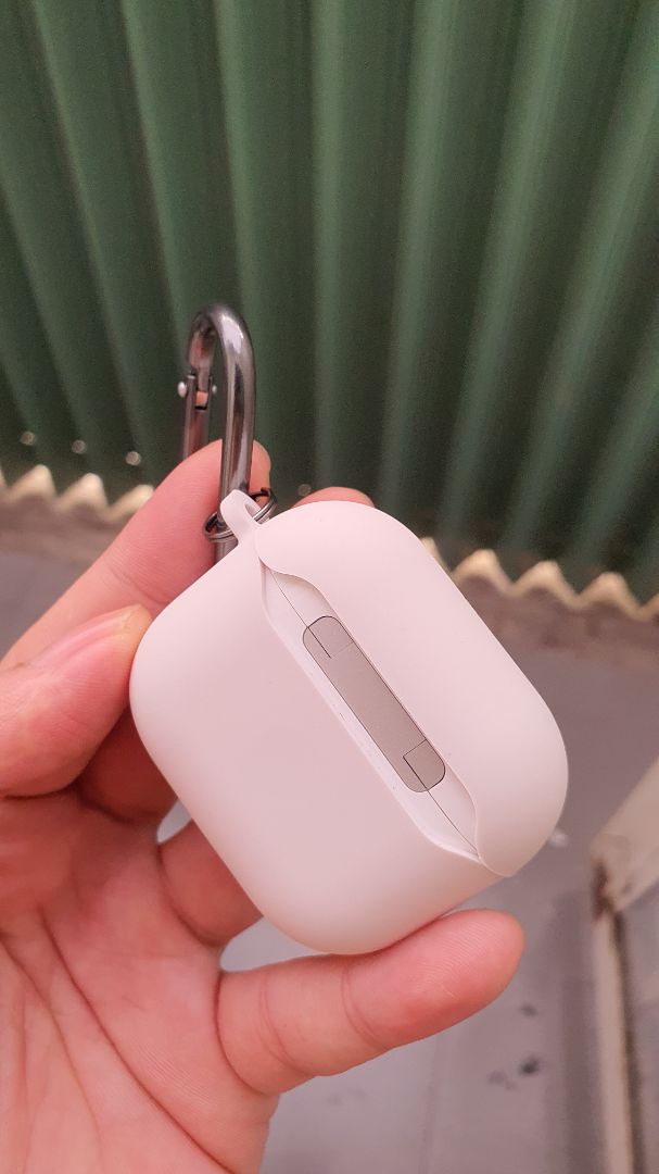 Chất liêụ case tương đối tốt. Nhưng phần khoen làm không đẹp. Màu trắng sữa đẹp!