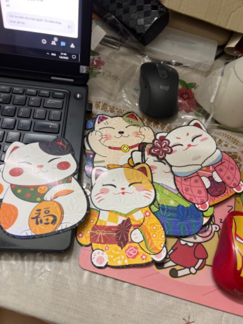 Điểm cộng:
- chất lượng in tốt, màu sắc và hình ảnh sắc nét
- chất liệu giấy dày
- nhiều mẫu đẹp
Điểm trừ:
- bao khá dẹp, miệng bao rất nhỏ, phải gấp tiền làm 3 mới nhét vô được nhưng vẫn rất khó khăn