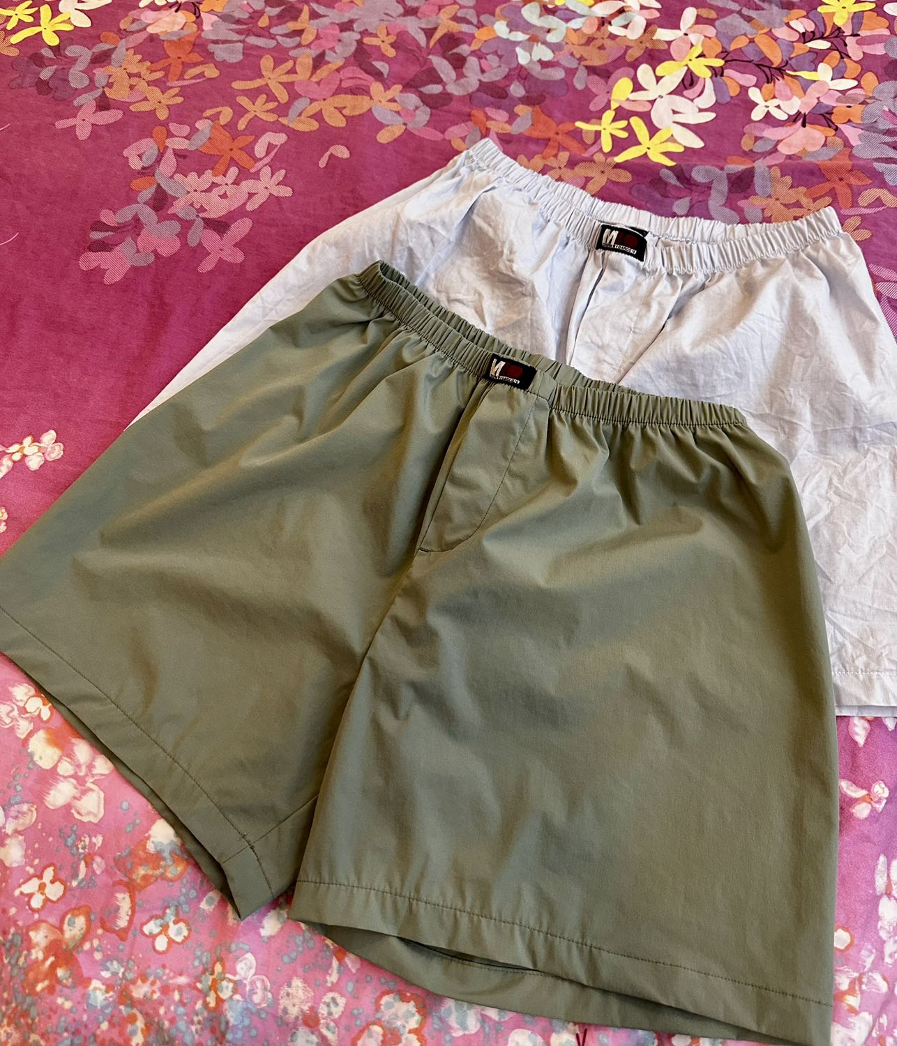 Giao hàng cho tôi, một quần như chất lượng quần tôi đã mua đợt trước. 
Cái còn lại rất tệ (cái màu xanh lá cây) chất vải như áo khoác mỏng nilon, sột soạt khó chịu. Màu ngẫu nhiên, chất phải là cotton thoáng mát như quảng cáo. Bán hàng phải giữ uy tín chứ.