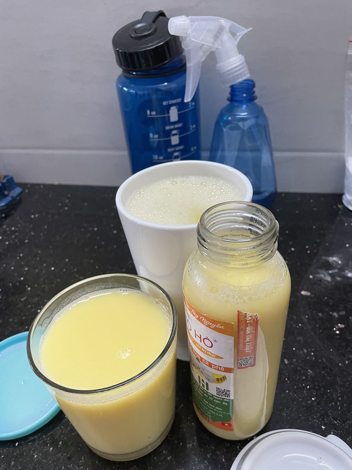 Mua máy này khi chưa có lượt mua đánh giá gì hết; nhưng thấy loại này có thể lấy lưỡi dao ra làm vệ sinh cung như áp mgg còn 3tr ngang ngữa mới máy đời cũ hơn nên mình mua luôn loại này. Thật sự mua về không hối hận í;
- máy này ưu điểm vượt trội nhất hẳn là lấy được dao ra làm vệ sinh í; máy có chế độ clean nhưng các kẽ không sạch bằng lấy ra cọ
- Máy nhiều chức năng; nấu sữa hạt, sinh tố , nấu súp và cả hấp; nhà nào có em bé có máy này tiện lắm
- Máy xay công suất lớn; làm sữa hạt xay nhuyễn mịn lọc không thấy bã luôn; t có máy cũ thì máy này độ ồn ít hơn nhiều, phù hợp với các gia đình ở chung cư nhé
- Công suất mạnh nên xay rất nhanh, chưa đầy 1phut là xong, các máy đời cũ phải xay 2-3 lần 
Tuy nhiên máy cũng có 1 số nhược điêm:
- máy mới nên chưa có công thức kèm theo; phải lên mạng mò r áp cho máy
- lúc clean hơi ồn
- nắp và giỏ hấp bằng nhựa, nếu thay bằng chất liệu khác thì tốt hơn
nói chung với tầm giá này thì đây là 1 máy đáng mua nhé mn; t có 1 máy hàng VN mua giá bằng mà thua từ công suất đến mẫu mã
Túm lại: nên mua nhé