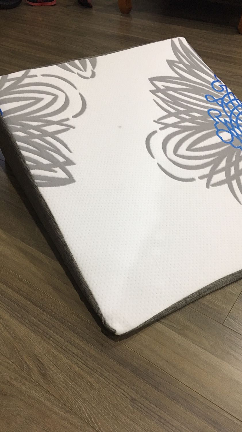 Gối êm không cứng cũng đc không quá mềm nên nằm thấy rất thoải mái. Tưởng cao mà cũng không quá cao nhé. Tuy nhiên nếu dài ra tí nữa thì tốt hơn, cái này dài 70cm vẫn thấy chưa thoải mái lắm