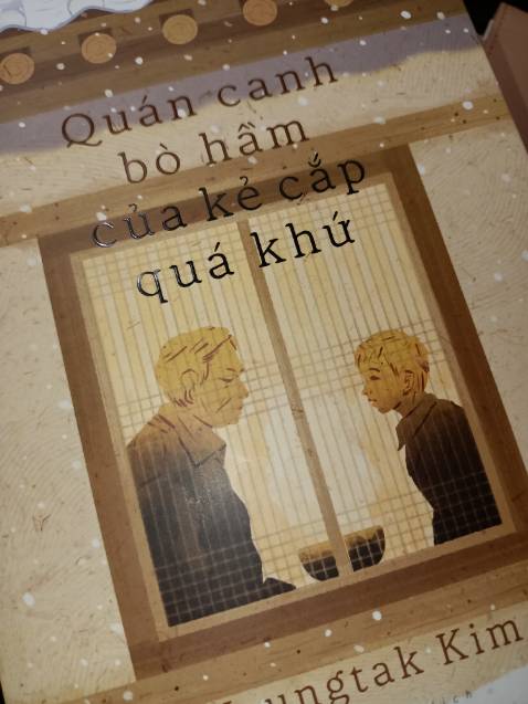 giao hàng nhanh lắm nha, bìa đẹp, tên truyện hay, gáy hơi bị nhăn một chút nhưng có thể chấp nhận. Nội dung truyện mình nghe nói là khá gay cấn (trái ngược với cái bìa)