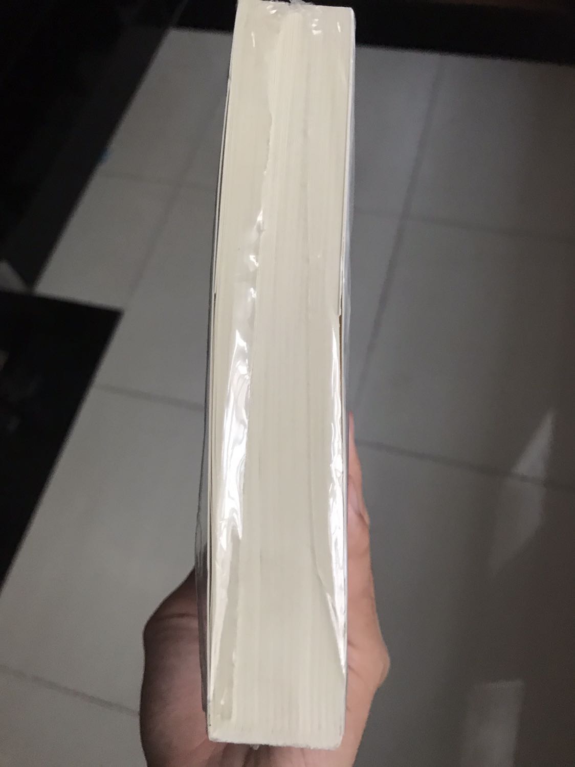 Điều mình cảm thấy thích là sách được giao đến rất cẩn thận tuy nhiên sau khi cầm cuốn sách lên thì phát hiện phần dưới đáy chưa được bọc kĩ càng lắm. Ngoài ra sách còn có những vết dơ trên sách làm mất tính thẩm mĩ của sách nên đây là điểm trừ rất lớn đối với mình cho dù đã đọc vài bài đánh giá sản phẩm trước về nhà phát hành fahasa ?