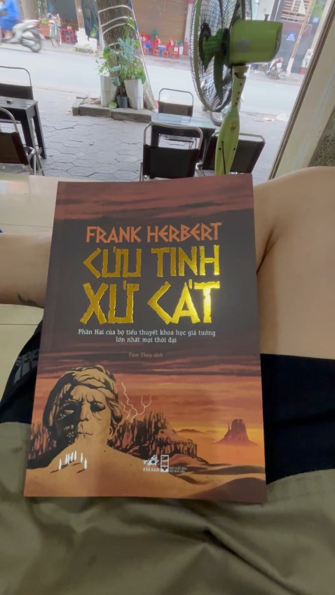Ko rõ chi phí để sản xuất thêm 1 bookmark đi kèm là bao nhiêu mà sao nsx nsb ko làm luôn rồi kẹp vào sách đi
Giống như khi đi ăn bún phở, thì chanh, ớt, dấm, rau luôn phải là đi kèm
Vì những quyển sách dày, bookmark phải là tất yếu cần có của người đọc
Vậy nên
Nsb nsx npp nên nhìn nhận lại mình mà hoàn thiện sản phẩm cho tốt đi đã 
Đừng suốt ngày làm mình làm mẩy về nạn sách giả sách nhái nữa
Bông hoa cứ nở cho đẹp, ong bướm sẽ tự tìm đến 
!!!