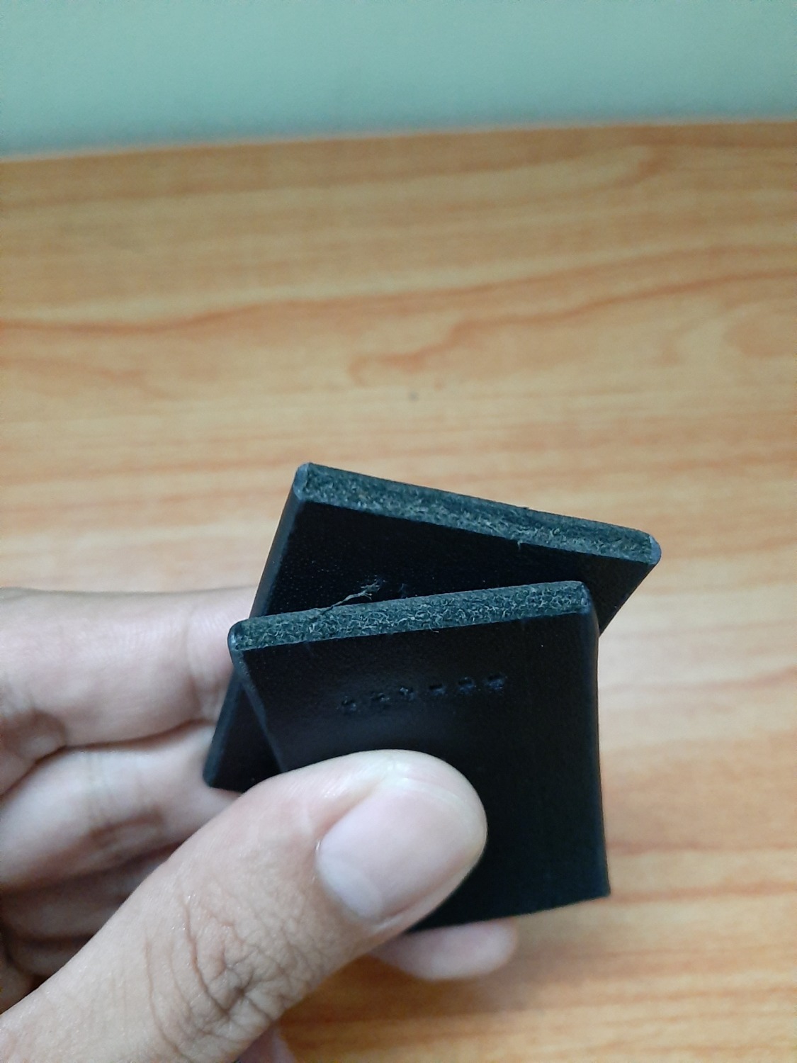 Vừa mở hộp ra, hình ảnh đẳng cấp đã đập ngay vào mặt. Mặt dây kết hợp hài hòa giữa màu đen nhám huyền bí và họa tiết vàng sang trọng. Vừa cầm lên đã cho cảm giác rất tốt. Chọt dây vào lỗ, kéo rẹt một cái cực phê thì phát hiện mình quá gầy, lại phải nghiên cứu cắt đầu dây ngắn bớt mới đeo vừa. Nhờ cắt ra mới thấy chất liệu dây quá tuyệt. Nói chung đáng đồng tiền bát gạo.