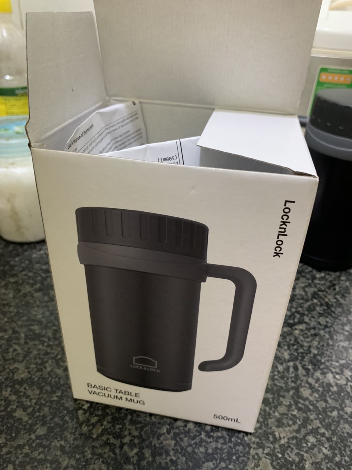 M nhận được cốc rồi nhưng nó không giống với cốc bạn m mua ở cửa hàng , k biết có phải chính hãng k nữa. Cốc bạn m bao bì khác và nắp cốc cũng có chữ lock & lock, cốc của m thì k có