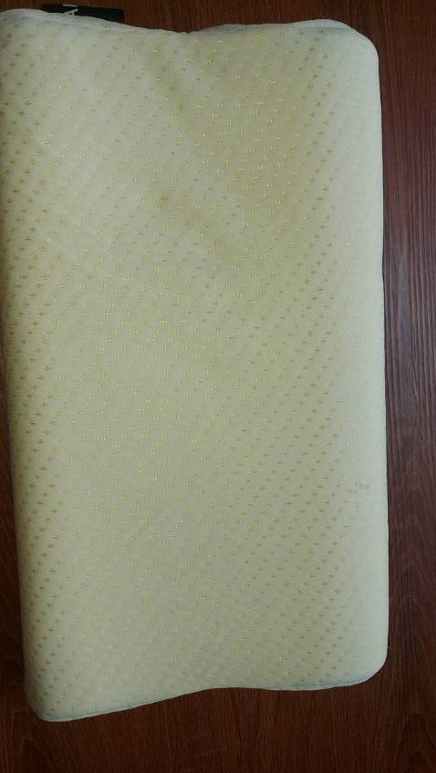 Gối khá nhẹ, ngủ êm, có độ đàn hồi, giá cả hợp lí, bên ngoài có vỏ bọc cao su bên trong. Mua về ban đầu hơi xẹp nhưng shop dặn để một lúc tự hồi thì gối hồi thật. Lõi casu nên chắc dùng bền, so với gối vài trăm thì ko bằng được nhưng hợp túi tiền mọi người nên mua nhé