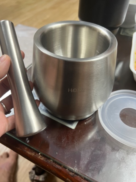 Cối và chày chắn chắn, cầm nặng tay, nhỏ gọn dễ giã, và đúng là giảm tiếng ồn thật. Phần đế vừa là ưu vừa là khuyết. 
- Ưu:đế có miếng muốt mỏng để giảm trơn trượt, thiết kế có tâm
- Khuyết: muốt còn mỏng, m chạm vào nhhe lộp bộp, cảm quan hơi ko thích