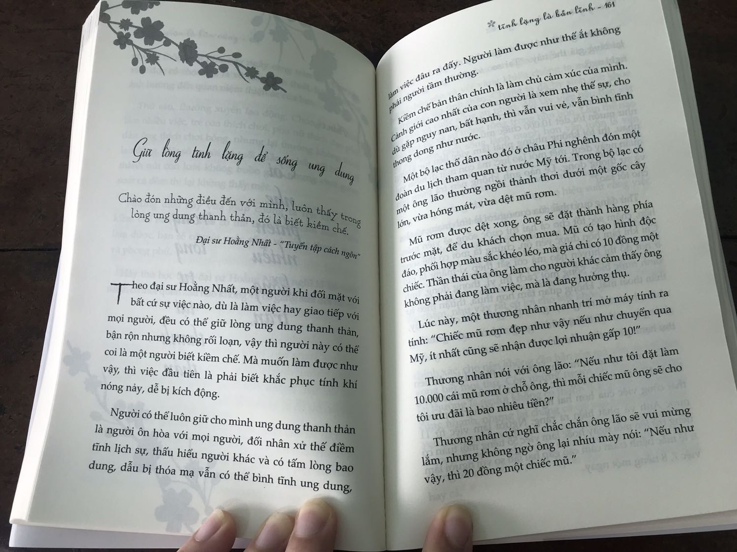 🍎Cuốn sách thay đổi cuộc đời.

☘️Ngôn từ sách cực kì dễ đọc, dễ thấm, gần gủi không có màu mè học thuật, rất cảm ơn người dịch về kiến thức và cái tâm để lại trong cuốn sách.

Đây là cuốn sách mà 1 năm mình phải lấy ra đọc lại 1 lần, có thể cả đời đọc nó vẫn thấy hay.

Lúc đầu thấy tên sách mình chỉ nghỉ là nó nói về cách là sao để loại bỏ nóng giận, nhưng thật ra còn nhiều hơn thế, nó thiên về hướng phát triển bản thân và phật giáo.

Sách nói về:
Kỷ luật bản thân
Buôn bỏ những thứ k cần thiết.
Sống tối giản.
Cách suy nghĩ tích cực.
Không sát sanh
Phải biết quý trọng thời gian.
Và còn rất rất nhiều thứ khác.... Ai đã lớn, đã biết suy nghĩ thì phải nên đọc cuốn sách này 1 lần trong đời, ít nhất là 1 lần, nhiều nhất là "n" lần.😆