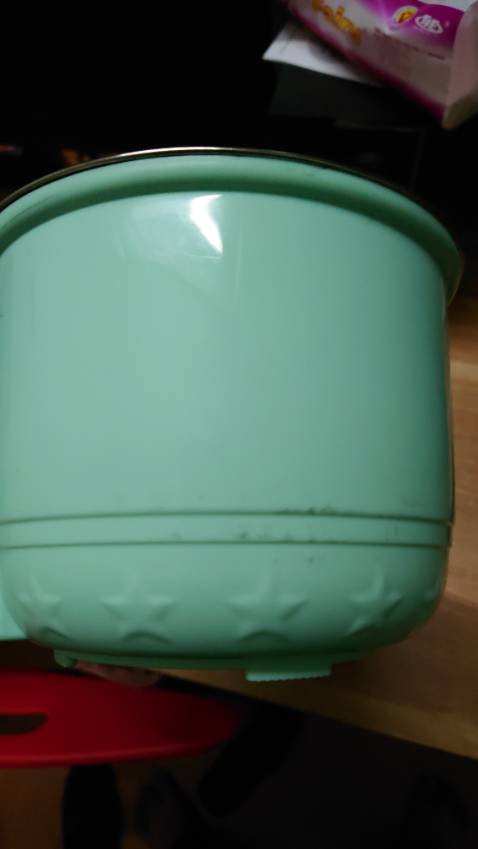 Hàng đóng gói sơ sài, quảng cáo hàng loại 1 mà như hàng loại 3, độ hoàn thiện kém, bẩn dính đen nồi, phần lòng nồi có hiện tượng tróc và bẩn mốc