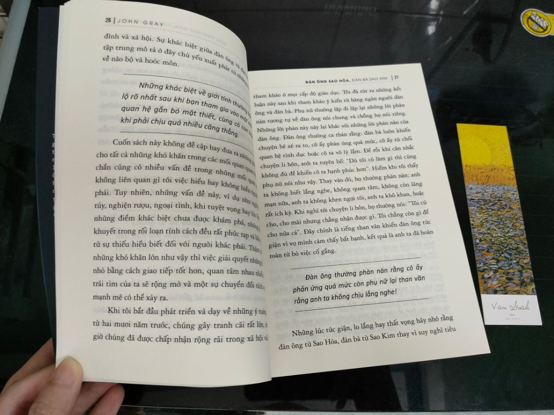 Sách rất đẹp, shop đóng gói cẩn thận và chắc chắn, có tặng thêm bookmark nữa. Tuy nhiên bạn nào thích ấn bản 2 hành tinh thì nhớ nhắn tin trước cho shop. Hôm trước shop có giao nhầm cho mình ấn bản nửa mặt người mình k thích. Shop có hỗ trợ đổi nhưng rep tin nhắn khá chậm. Mong shop khắc phục điểm này. Còn loại rất tuyệt. giấy của sách là loại giấy ngà vàng tốt cho mắt, mực in rõ nét. Bìa sách cứng dày dặn, chắc chắn. Mình sẽ tiếp tục ủng hộ.👍👍👍