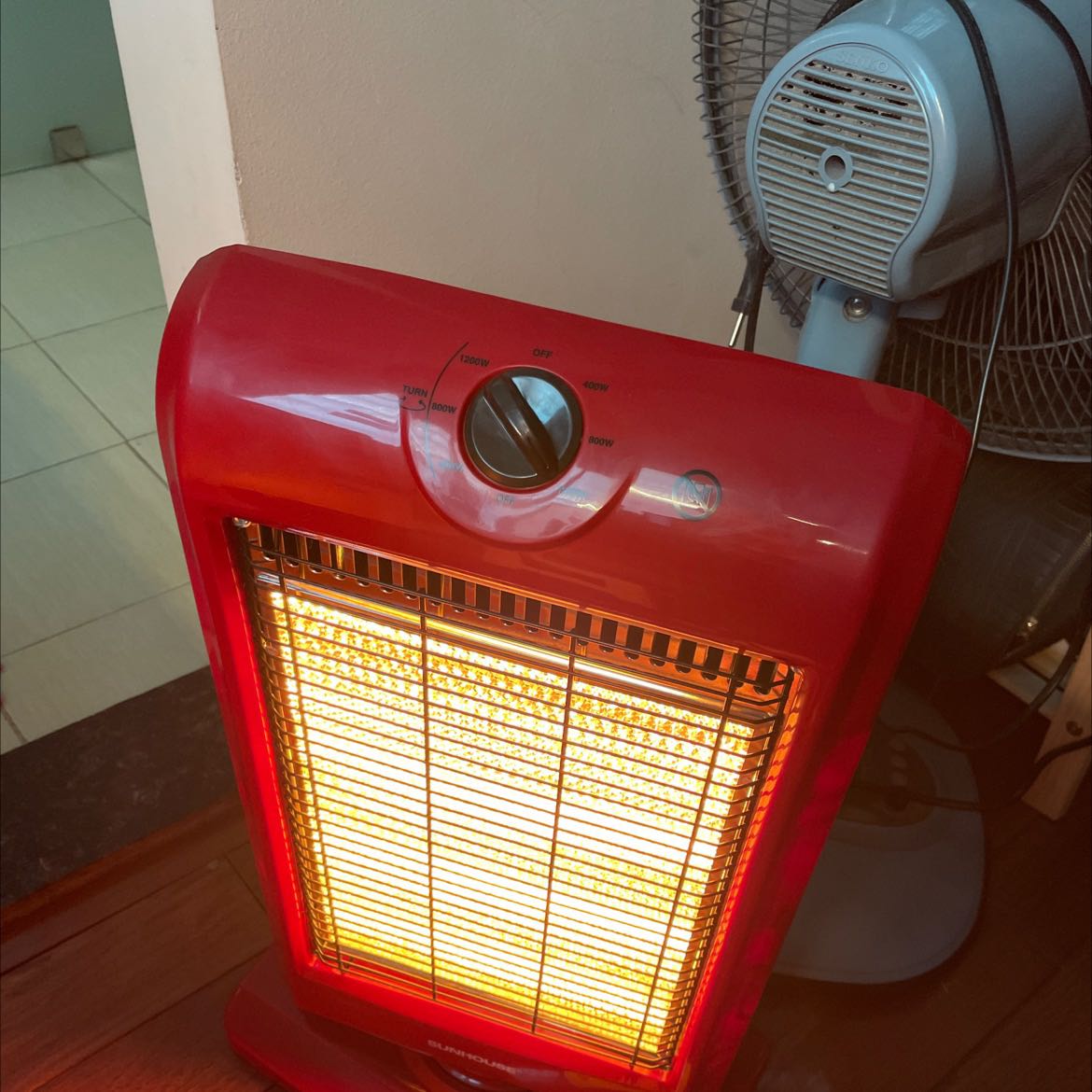 Máy hoạt động tốt với phòng nhỏ tầm 15m2. Có 3 mức nhiệt tiện lợi. Tiki ship nhanh, bọc chắc chắn ạ. Cảm ơn tiki rất nhiều vì sp chât lượng