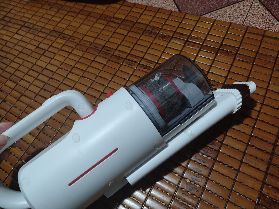 Tiki giao hàng nhanh bất ngờ luôn ấy. Ưng!
Máy hút ổn nha, hút dc quá trời bụi mịn, nhìn phát sợ luôn ấy. Với tóc và lông mèo, khi dùng đầu hút chăn nệm phải đẩy tới đẩy lui nhiều lần mới hút dc, các đầu khác thì hút phát 1. Dây dài, sử dụng dễ dàng. Máy cũng ko quá ồn, bật số 2 thì tiếng hơi rít và hú (sử dụng máy mà con mèo nhà mình vẫn ngủ dc thì chắc là dc hen) và ko quá nóng (thấy nhiều người kêu máy nóng mình nghĩ là nóng dữ lắm chứ). Máy lắp cái đĩa UV vào thì hơi nặng, đẩy đi cũng hơi khó xíu. Nhưng tóm lại thấy mình quyết định đúng khi mua máy.