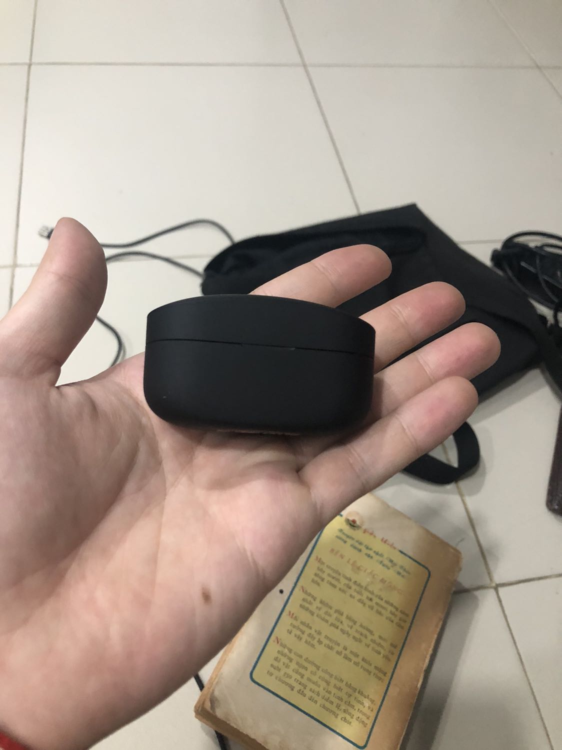 Cảm nhận của mình ban đầu là hộp tai nghe nhỏ hơn tưởng tượng, phần chốt bản lề khó tính thì có thể gọi là hơi thiếu chắc chắn (với tầm tiền này mà nghe cót két nhè nhè nhẹ vậy thì cũng hơi khó chịu, case ko chống nước). Housing to nên đeo khá cấn tai (lâu thì đau tai), tips bọt biển cách âm tốt - nhưng đeo lâu như khi làm việc thì sẽ có kích ứng - dù vệ sinh tips rất kỹ.
Âm thanh mình đã nghe qua wh-510, ex-155ap của sony, và thật sự default của con này không khác mấy :))), 
Điểm ăn tiền là ANC, ambient sound, 360 realtek + hi-res lossless tạm đc, equalizer chỉnh chỉnh để hợp các loại nhạc khác nhau, mở rộng âm trường cũng mức chấp nhận đc
Pros: bass sâu, mạnh, rung não :)), ANC da best (ko khử tiếng nói, âm thanh quá, tần số cao), bluetooth trong vòng 25 bước,
Cons: cảm giác đeo tệ, âm thanh ko có hi-res +360 realtek+ equalizer thì cũng ko khác mấy sp tầm trung của hãng